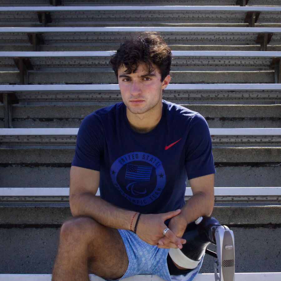 Ezra Frech posa nas arquibancadas